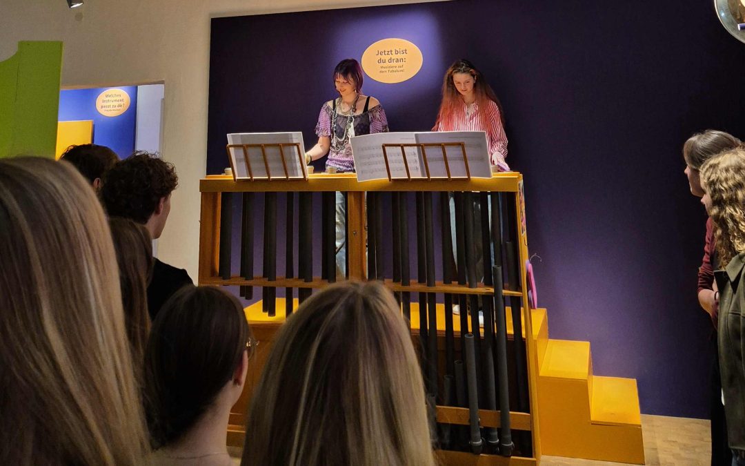 W-Seminar Musik: Besuch der Ausstellung „Umtata“ in Oberschönenfeld